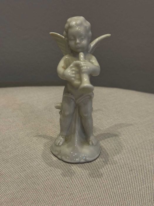 Figurka Putto (aniołek) grający na trąbce, porcelana Wagner & Apel.
