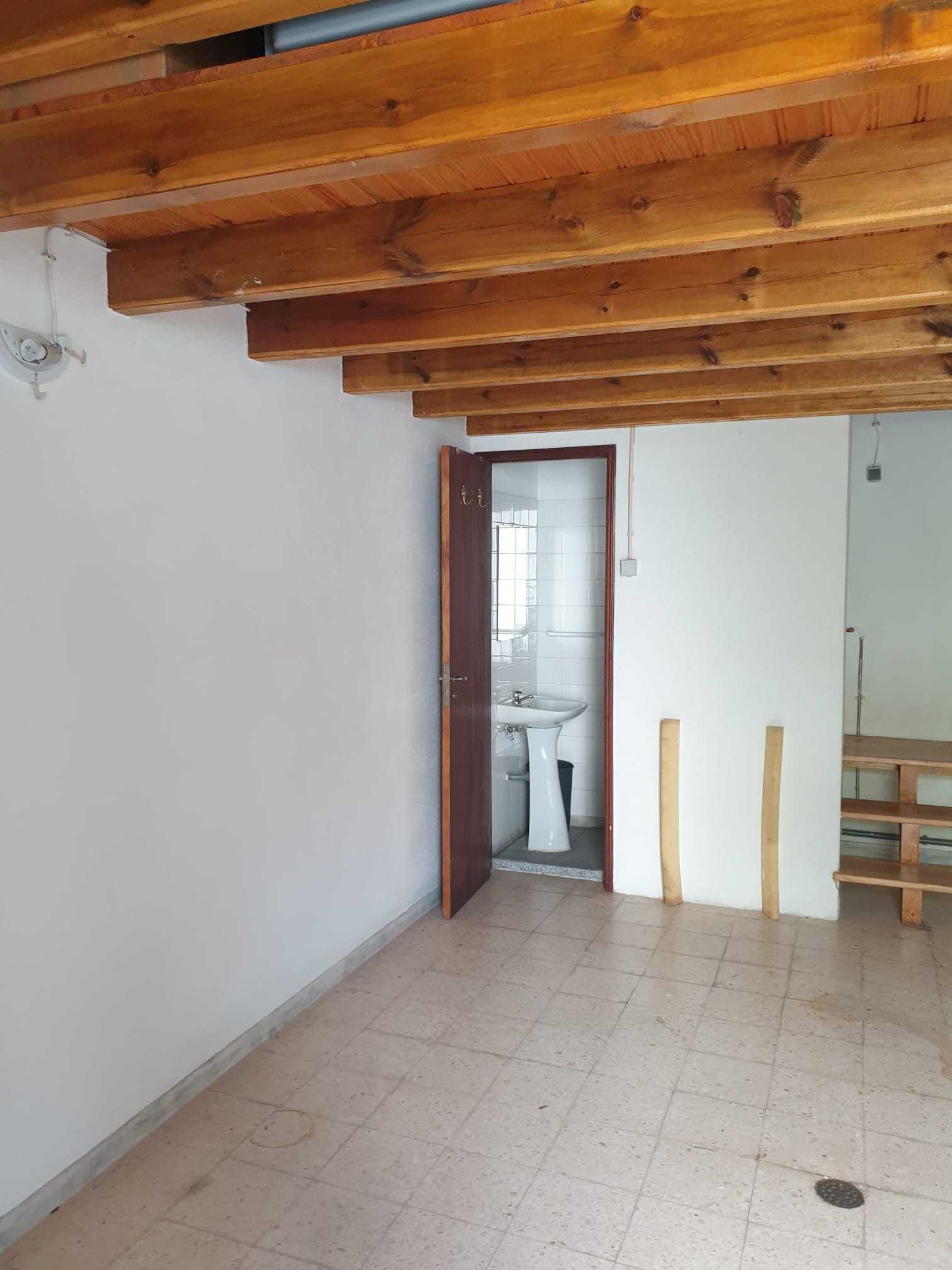 Garagem com espaço superior com espaço p/1 carro Mem Martins