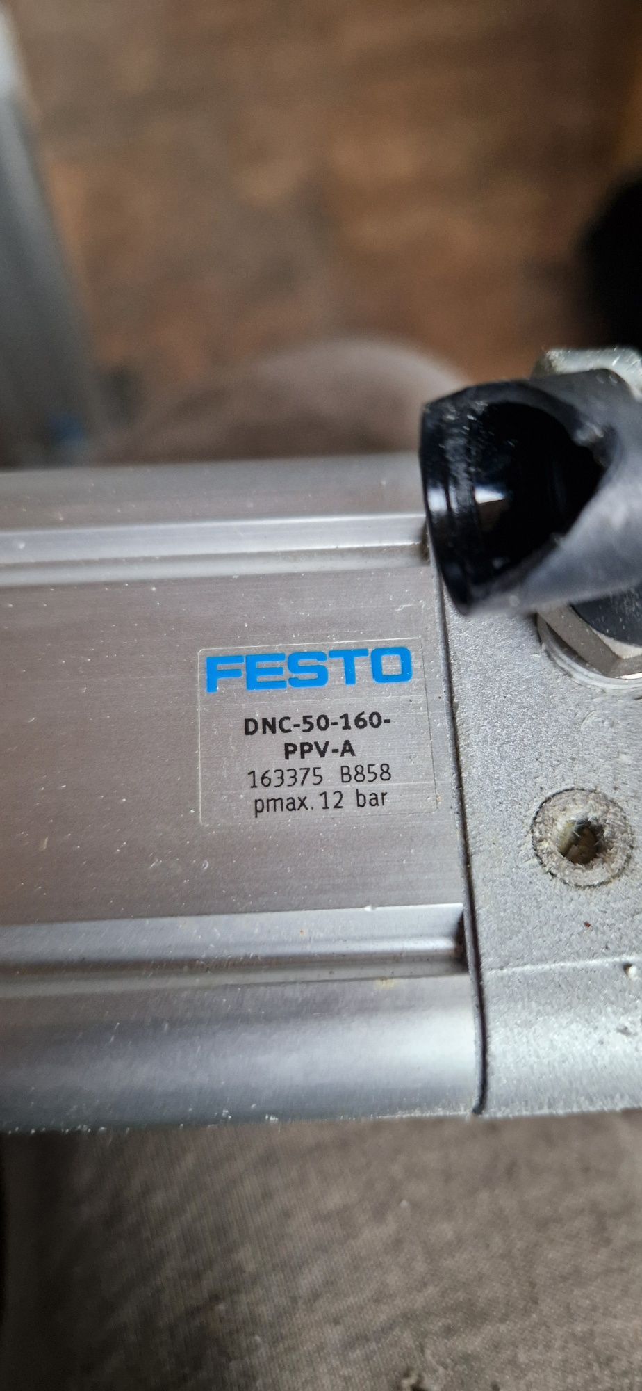 Siłownik pneumatyczny FESTO