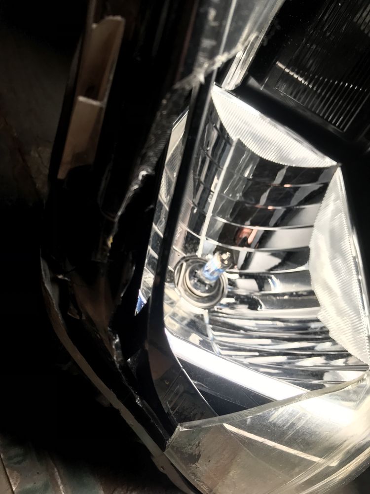 Продам ліву фару W caddy,розбите скло,ціна: 500 грн.