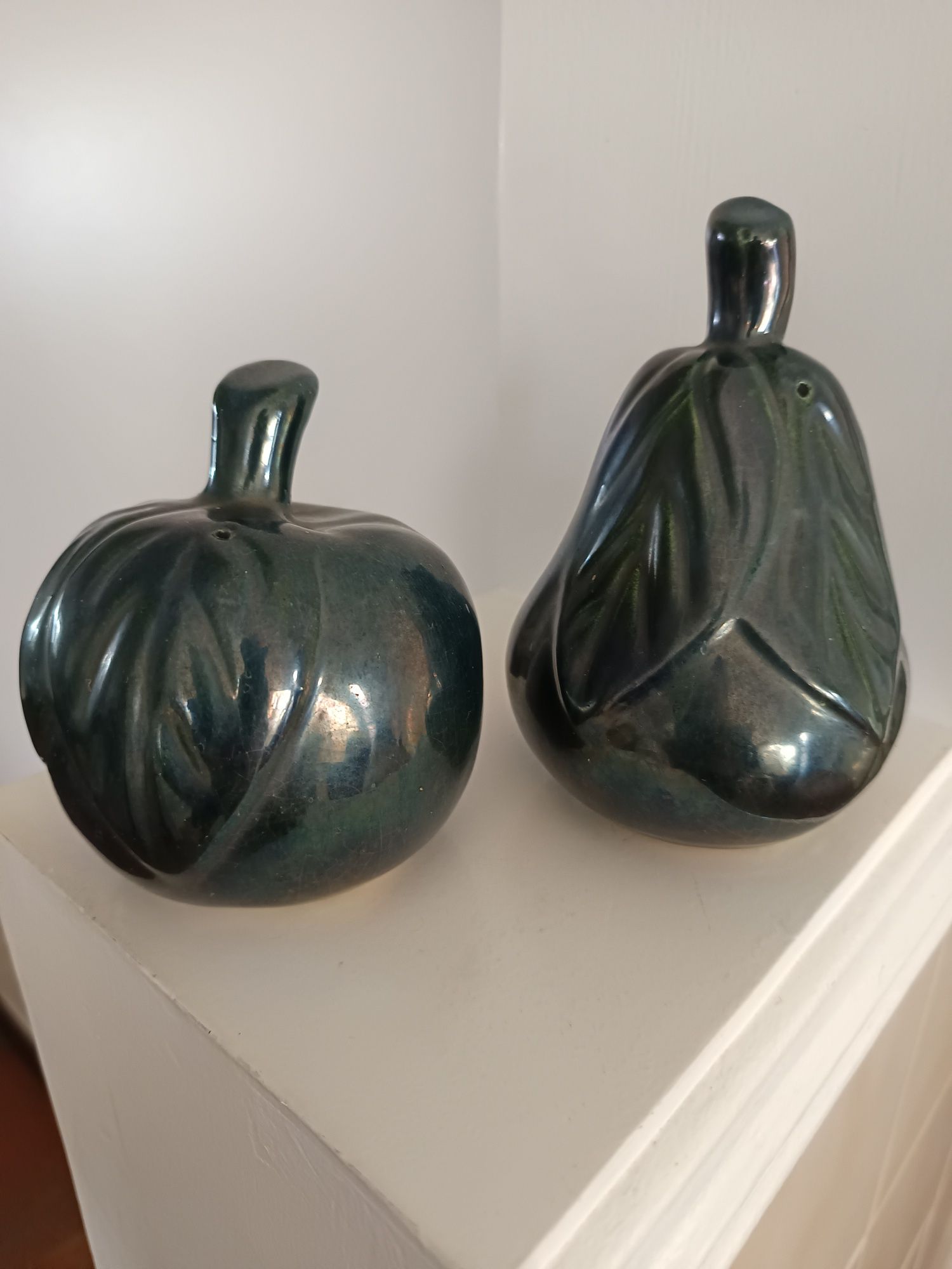 Duas peças vintage para especiarias , numeradas.