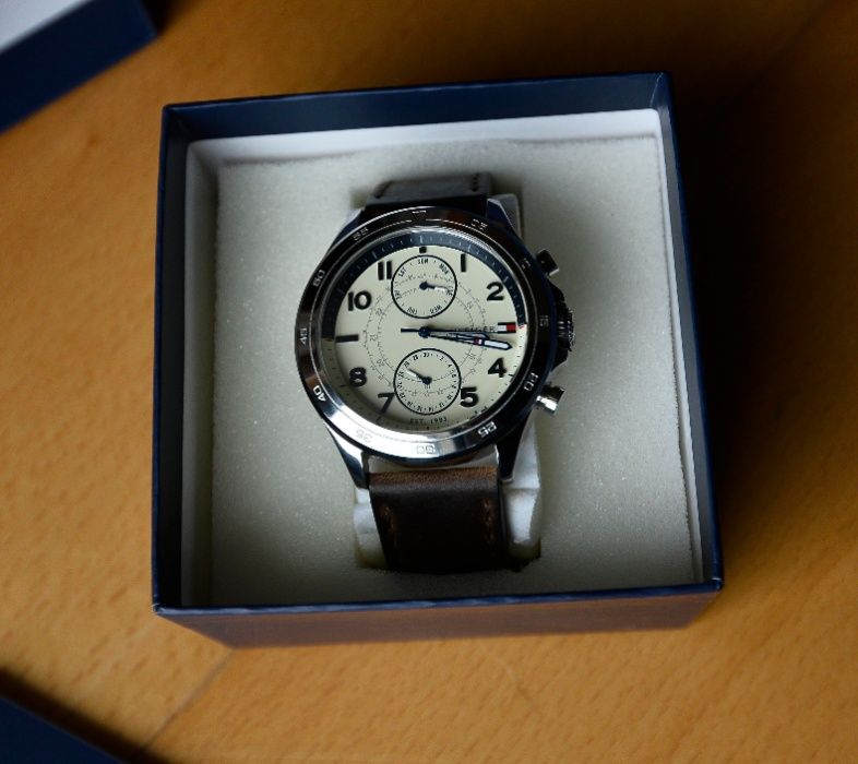 Relógio Tommy Hilfiger com pulseira de couro (Boutique dos relógios)