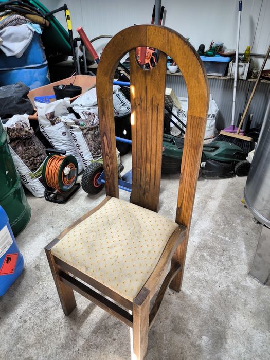 Cadeira em madeira em bom estado