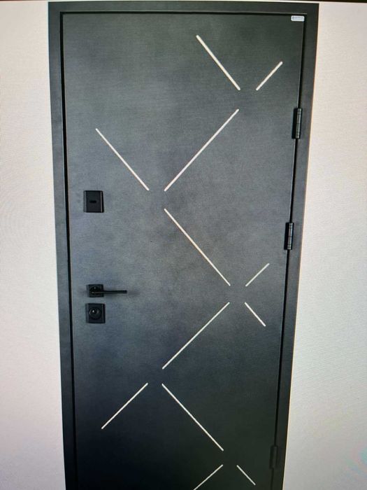 Вхідні двері металеві з МДФ покриттям.