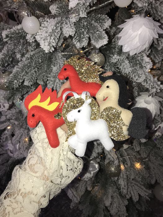 Новорічна іграшка конячка, символ року 2026, подарунок на Новий рік
