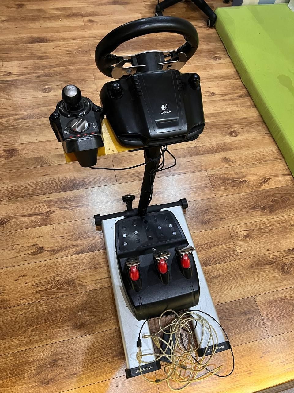 Руль Logitech G25 + кокпит Fanatec
