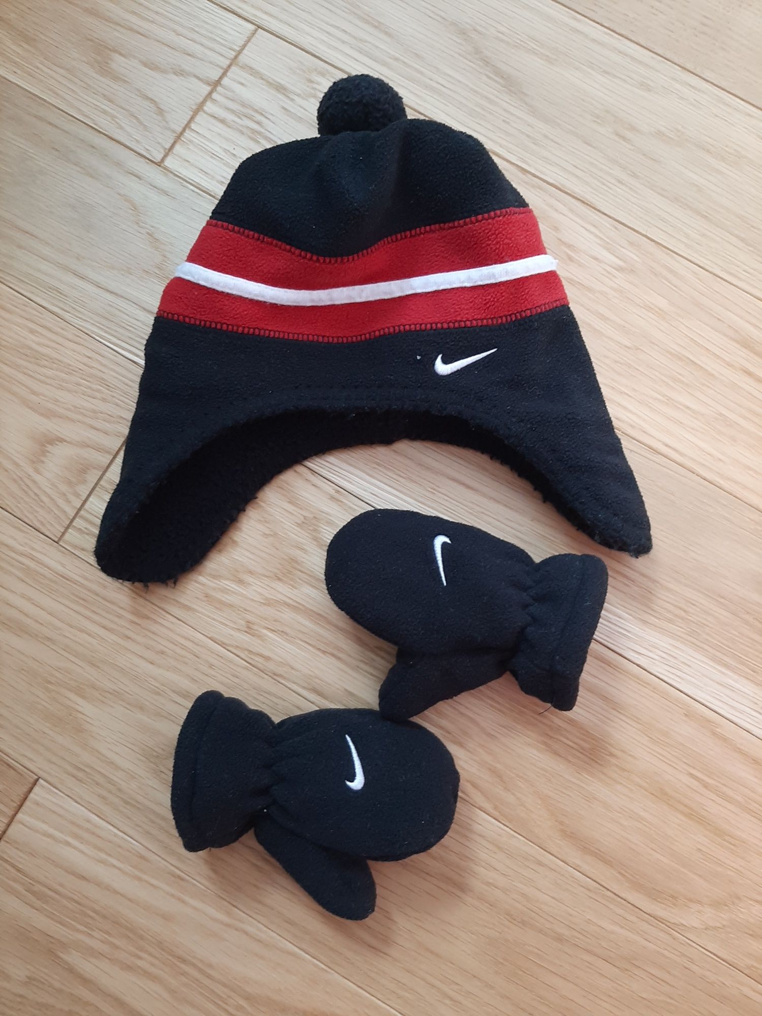 Czarna czarno czerwona zimowa czapka Nike 68 74 rozmiar 6 12 miesięcy