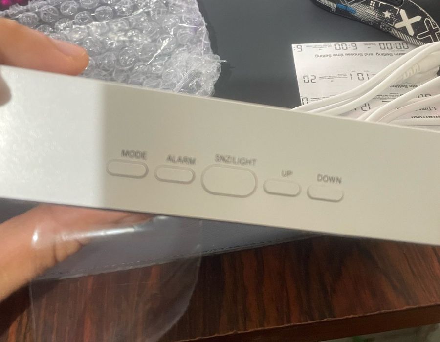 Настільний годинник з будильником