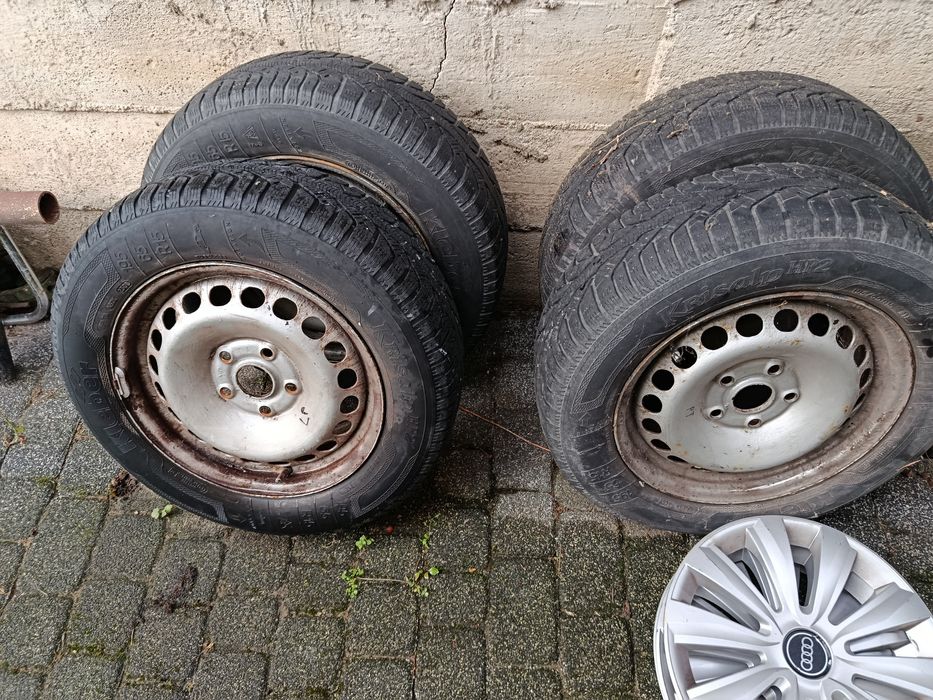 Opony zimowe 15'' na stalowych felgach, komplet
