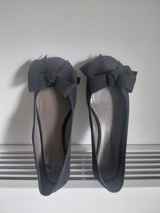 Sapatos rasos pretos abrilhantados elegantes