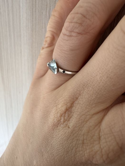 Srebrny pierscionek YES z topazem