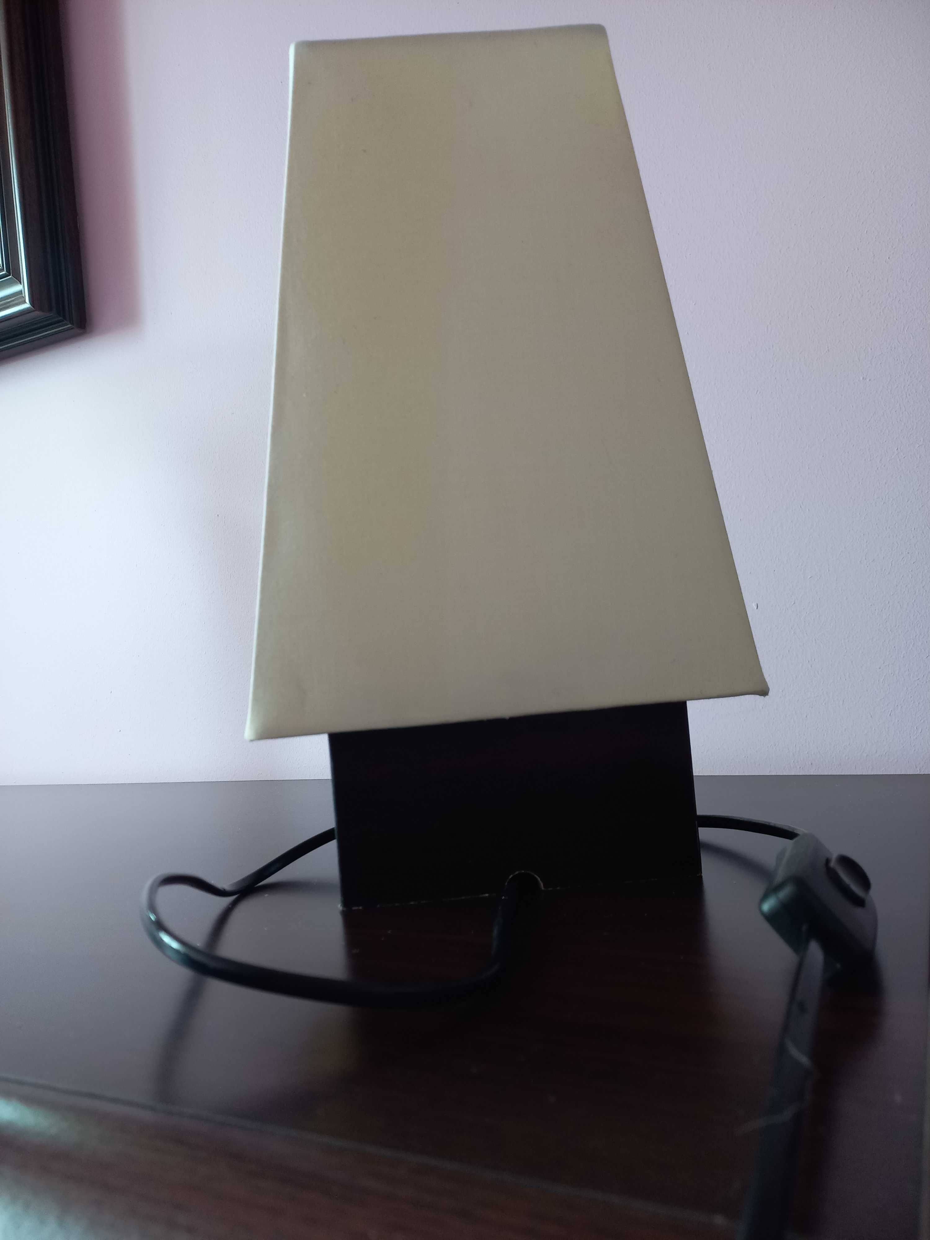 Lampka nocna z beżowym abażurem