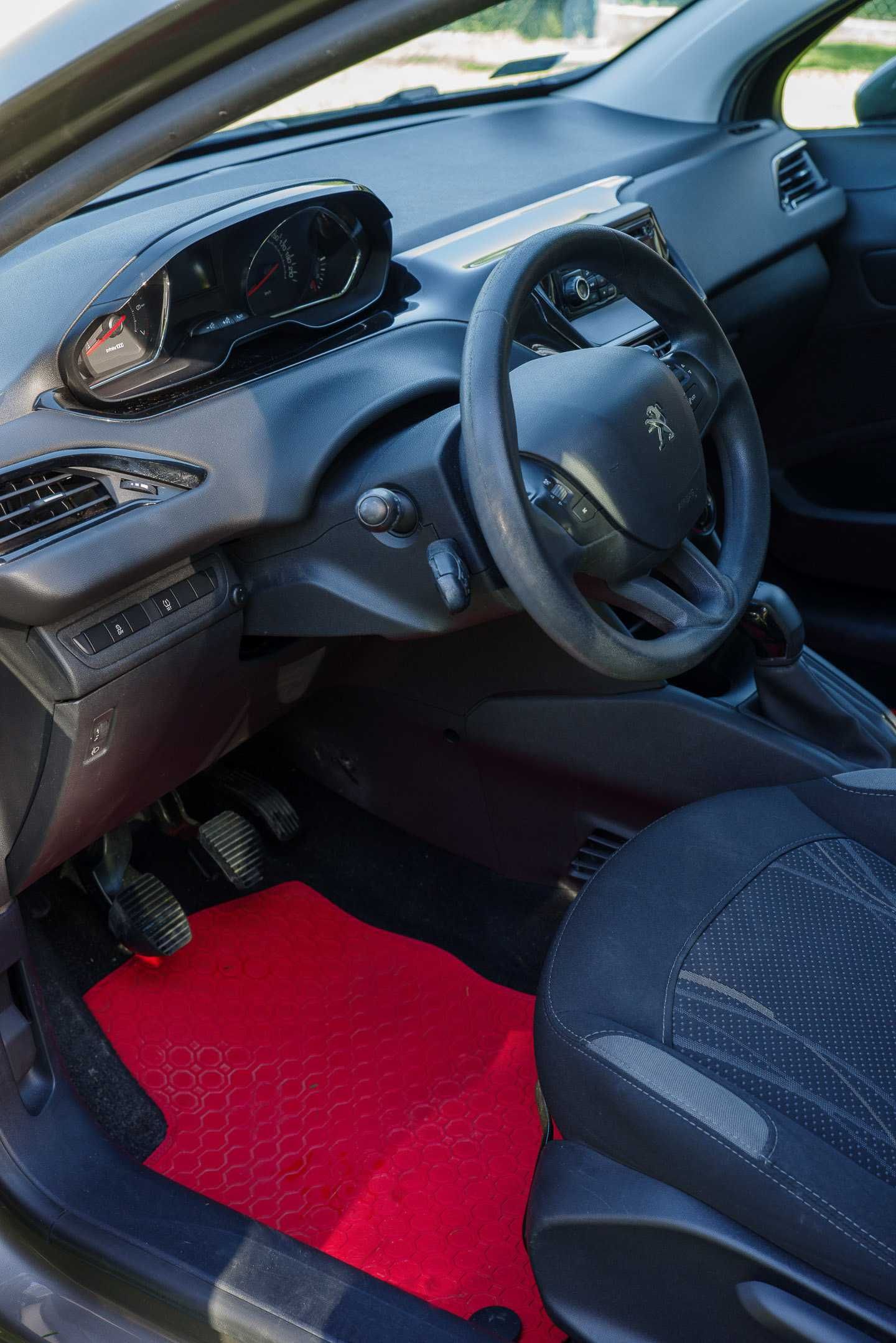 Peugeot 208 1,2 82 KM - salonowy