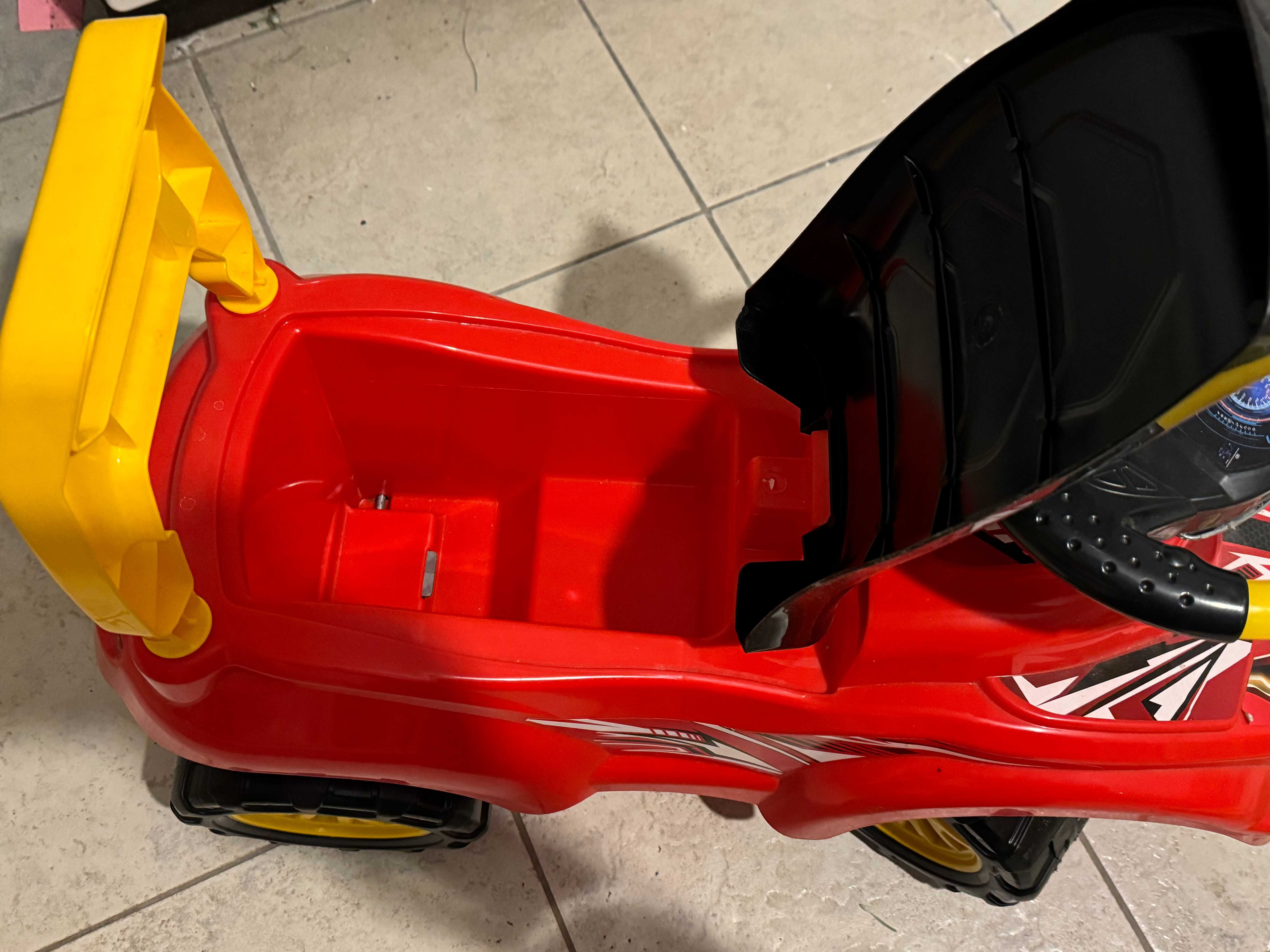 Czerwone auto pchacz jezdzik z bagaznikiem