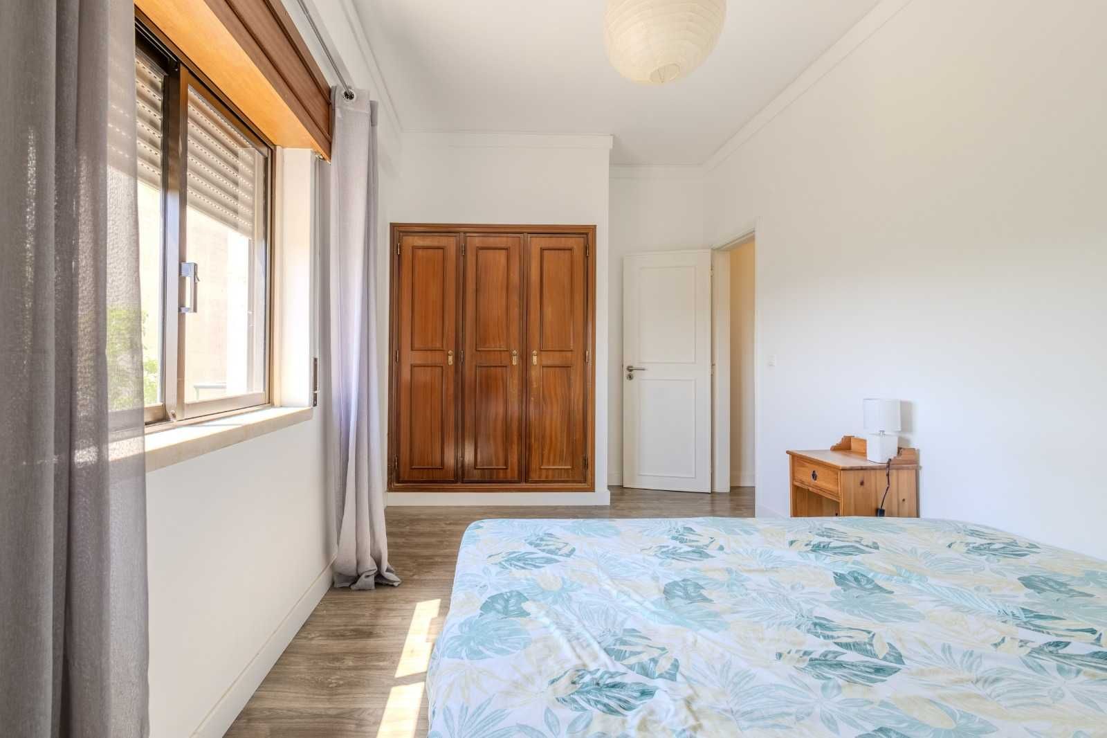 Quarto espaçoso com cama de casa e roupeiro embutido