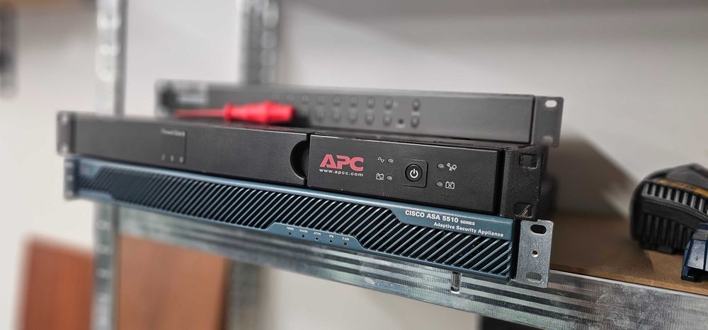 UPS APC 250 1U do wymiany akumulatory