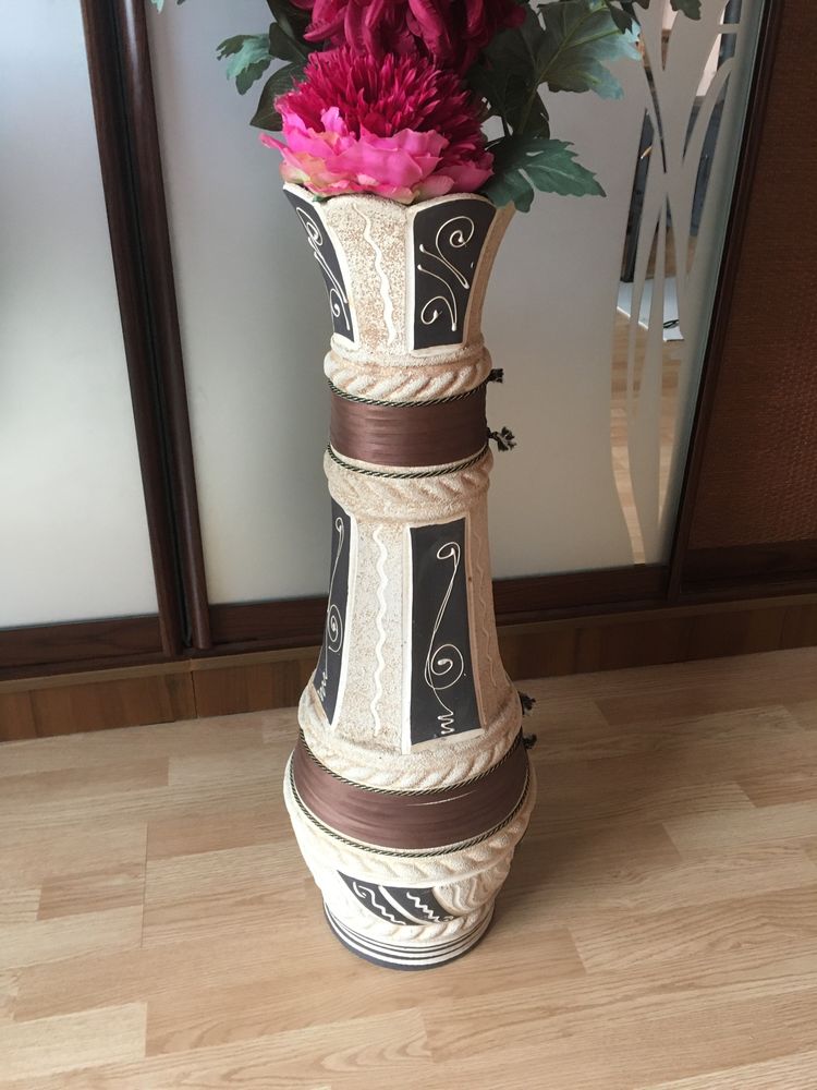 Старовинна ваза з квітами