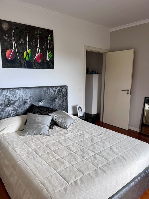 Cama de casal cinzenta