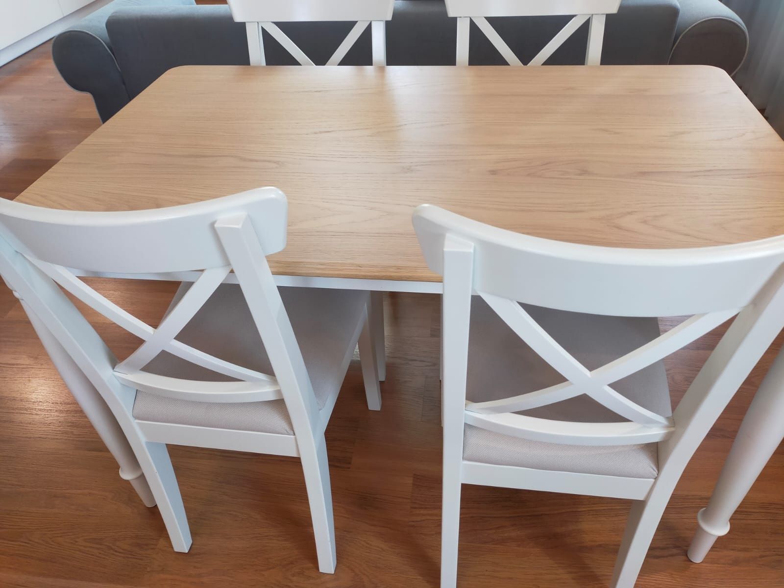 Idealny stół z krzesłami