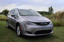 Chrysler Pacifica Touring L Plus TV martwe pole