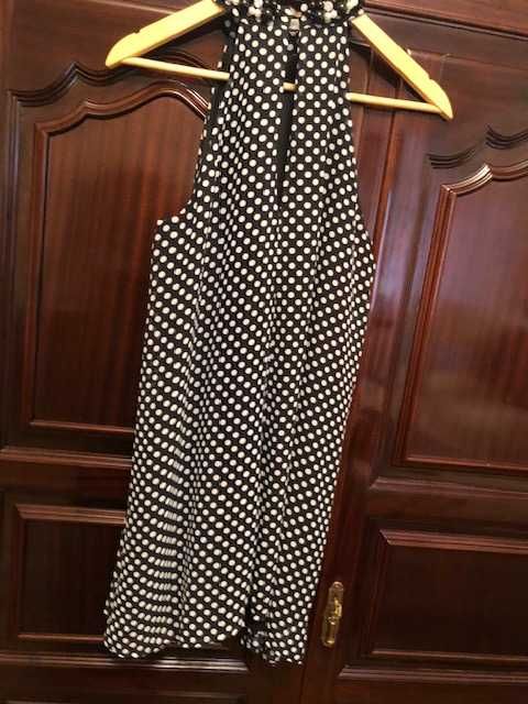 Vestido preto com bolas brancas, muito vaporoso e elegante