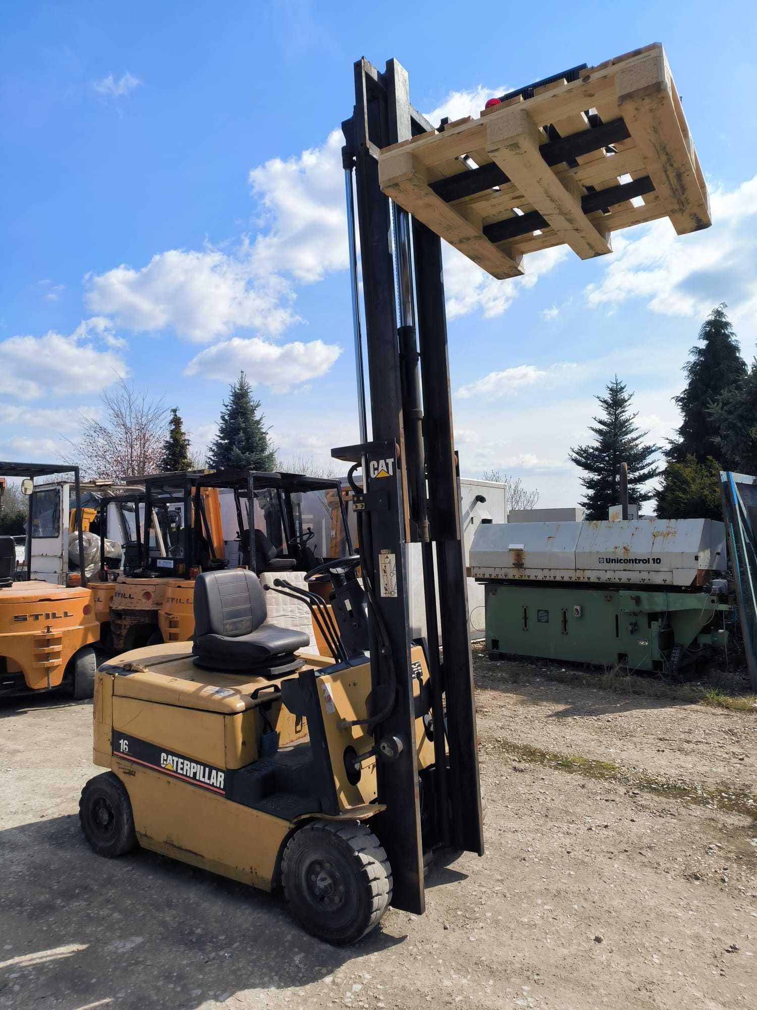 Wózek widłowy paletowy Caterpillar Cat  model EP16K z roku 2003.