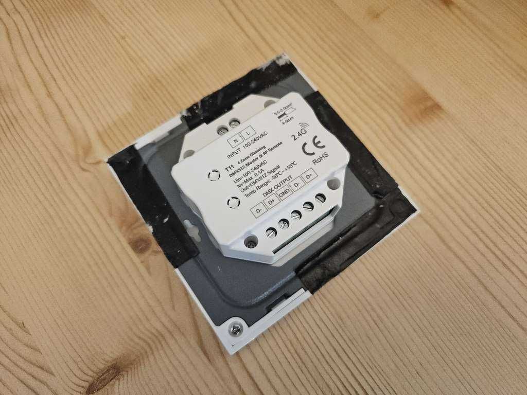T11 Panel LED dotykowy naścienny Mono 4 strefowy 230VAC 2.4GHz DMX512