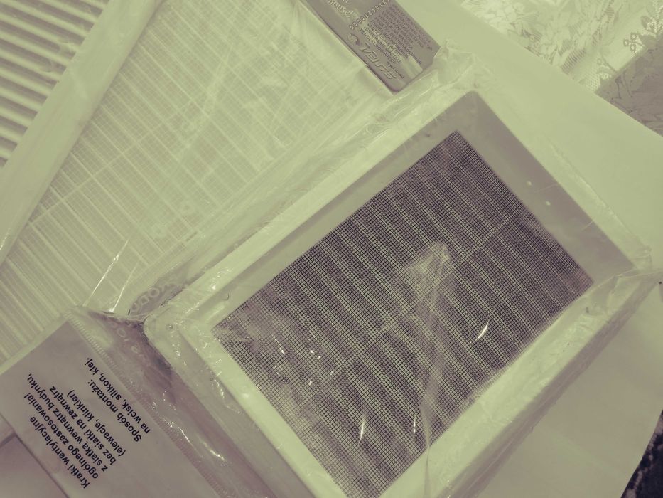 Kratki wentylacyjne z siatką plastik.+kratka wentylacyjna z nierdzewki