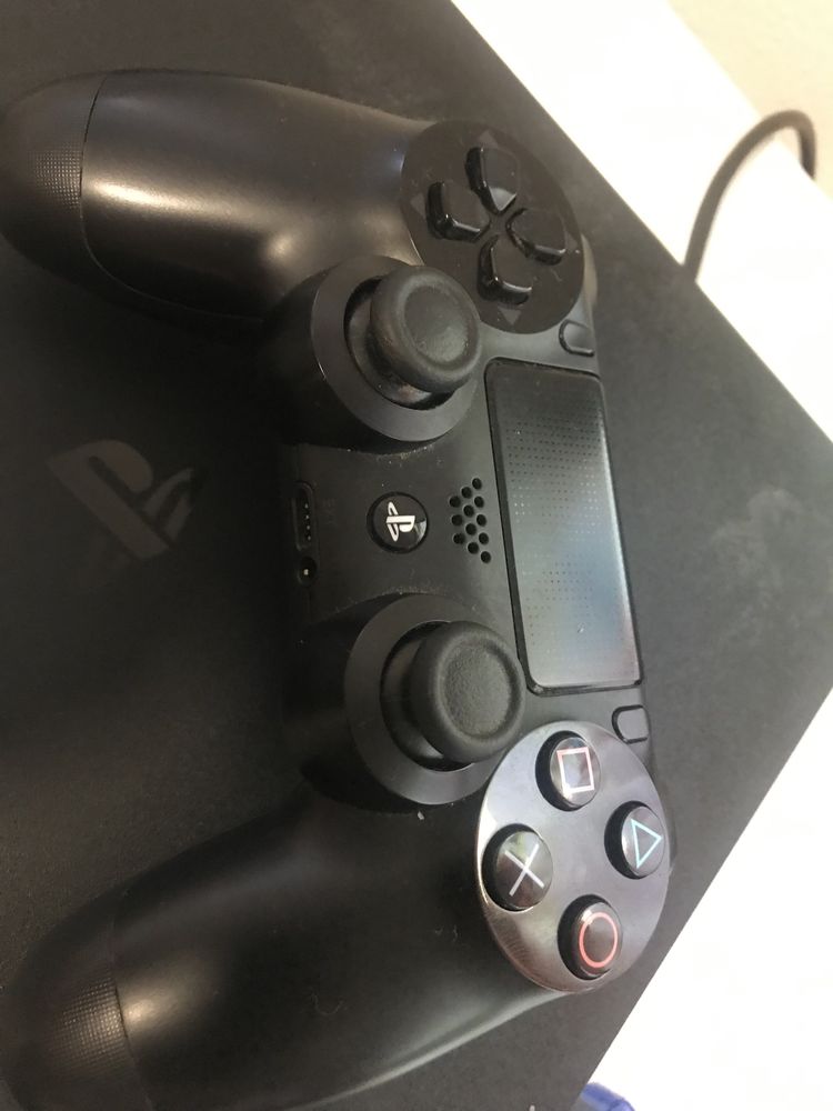 PS4 com comando + 1 jogo (como nova)