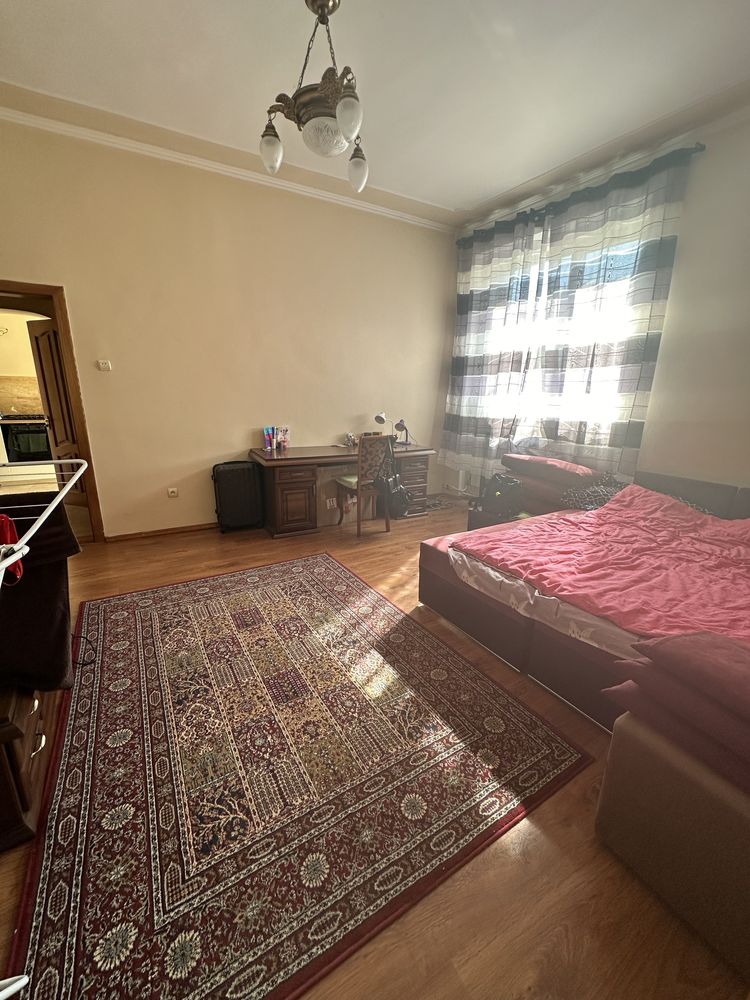 Продаж будинку який поділений на дві квартири