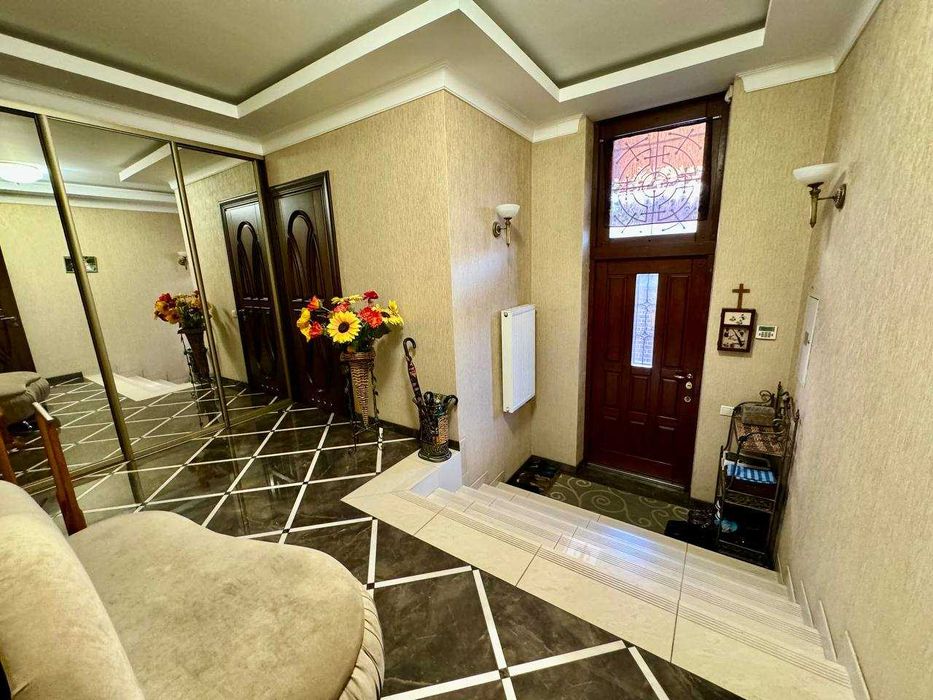 Продам просторий будинок по вул.Сельських (Алтайські озера)