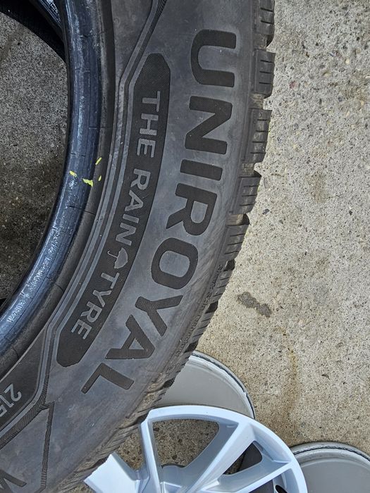 Opony Zimowe 2szt R17 215/60-8mm-Uniroyal-24rok