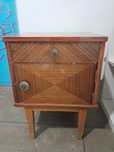 Mesa de cabeceira retro