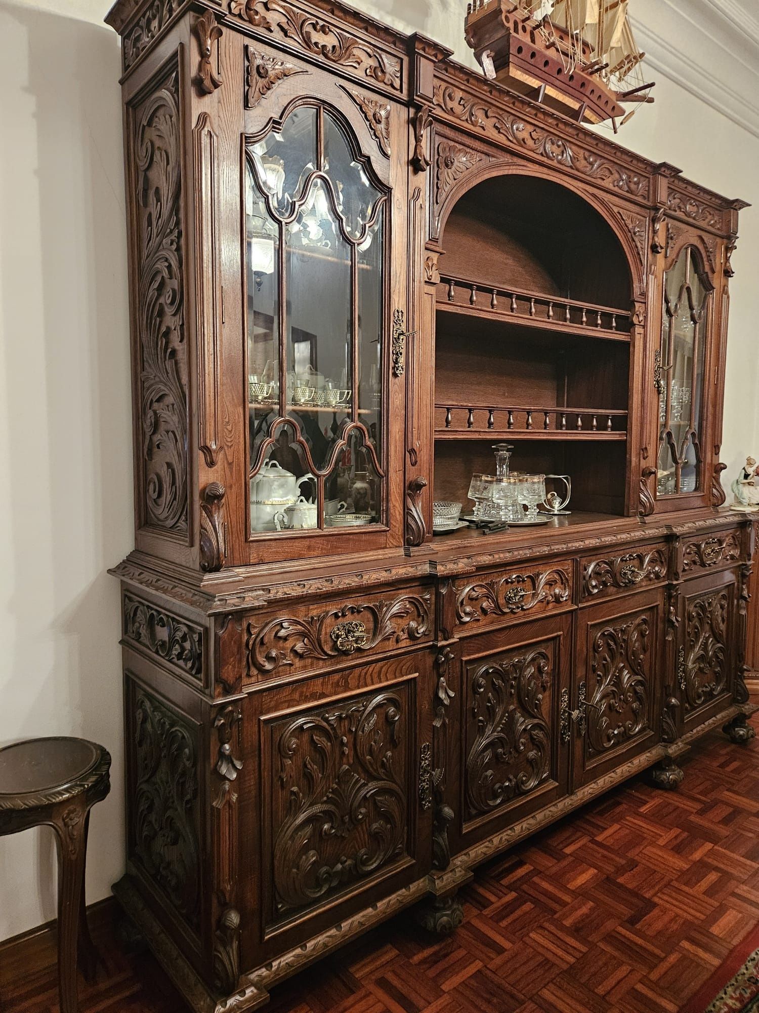 Movel Cristaleira sala de jantar com mesa oval