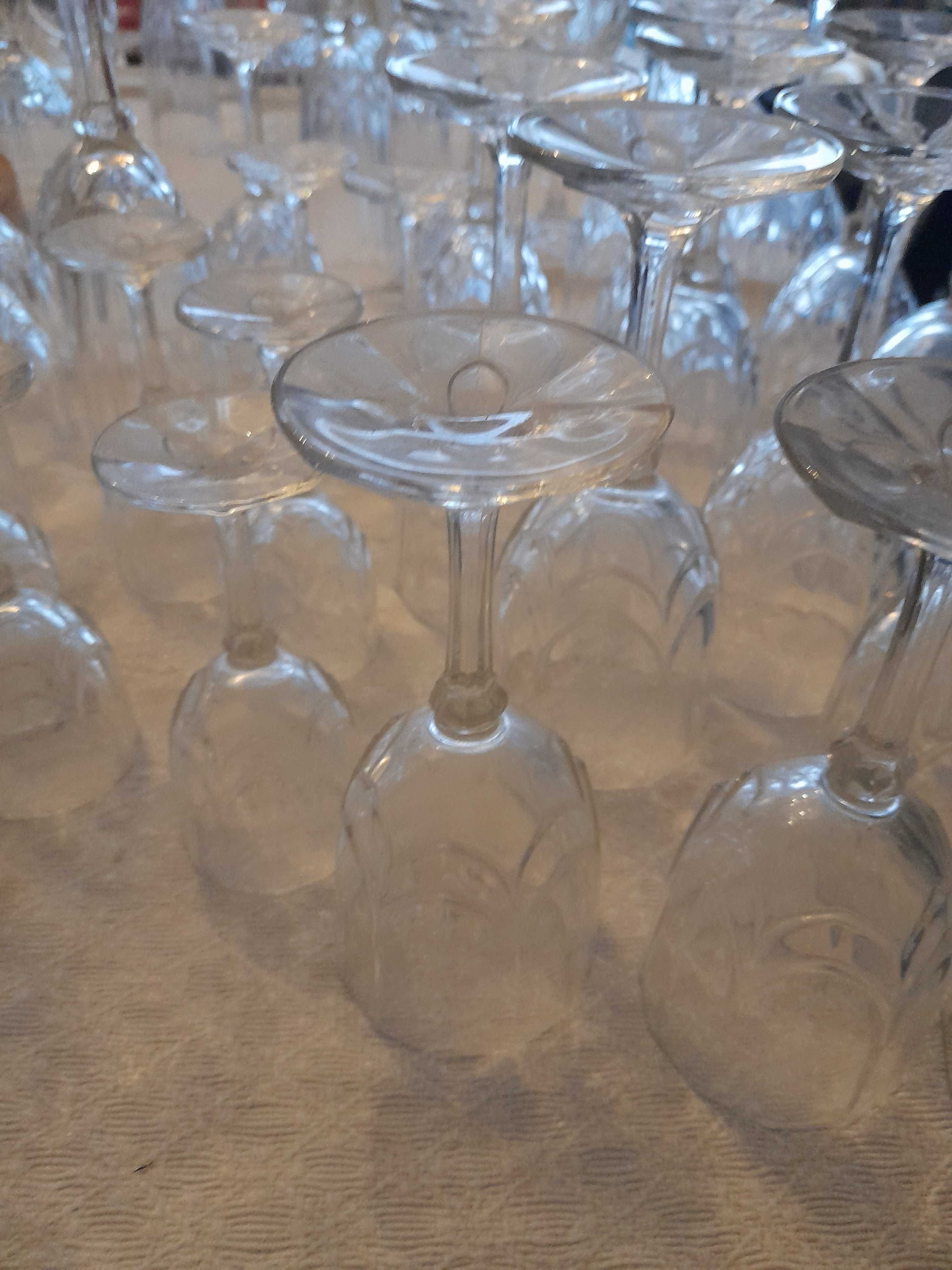 Conjunto de cálices e copos cristalinos
