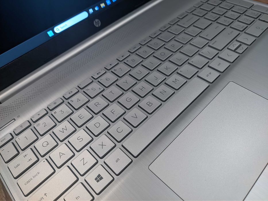 Laptop HP  15.6" Ryzen 5 4500U, 6 rdzeni, 8GB/500GB Super Stan