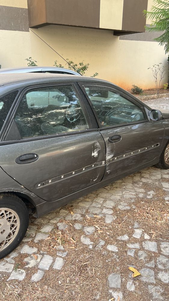 Vendo laguna 95 com defeito
