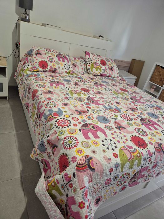 Cama brimnes com cabeceira,  cómoda  ,e mesinha de cabeceira