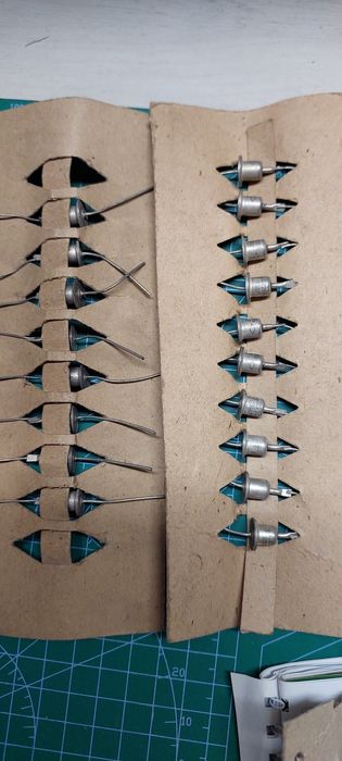 Продам лампы накаливания,  конденсаторы.