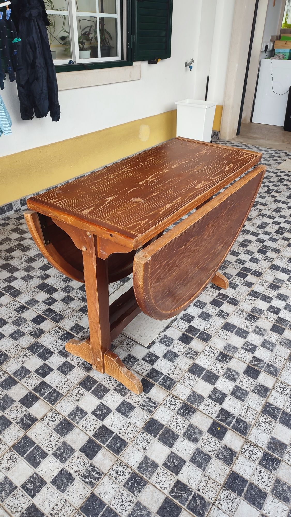 Mesa em Madeira Maciça