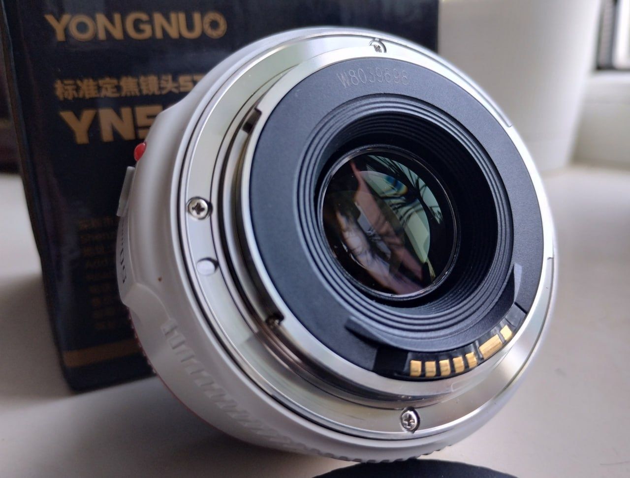 Об'єктив Yongnuo YN 50mm F1.8 для Canon білого кольору