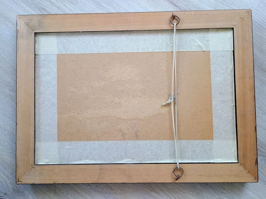 Lustro z drewnianą ramą i faza lustra