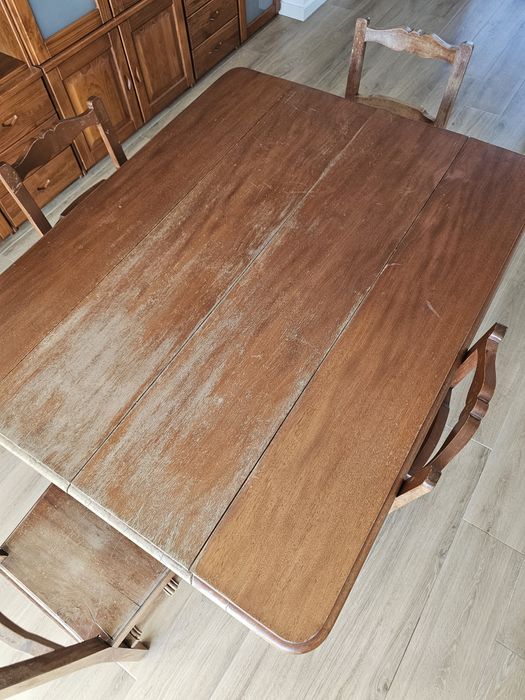 Mesa em madeira com 4 cadeiras