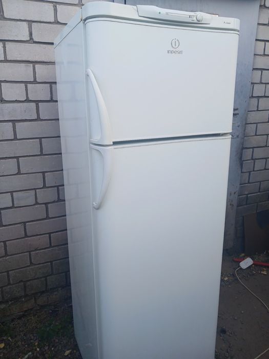 Продам двухкамерный холодильник Indesit