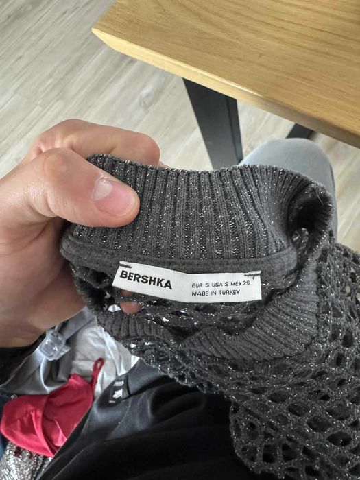 Bershka ażurowy sweter crop top – rozmiar S, stan idealny!