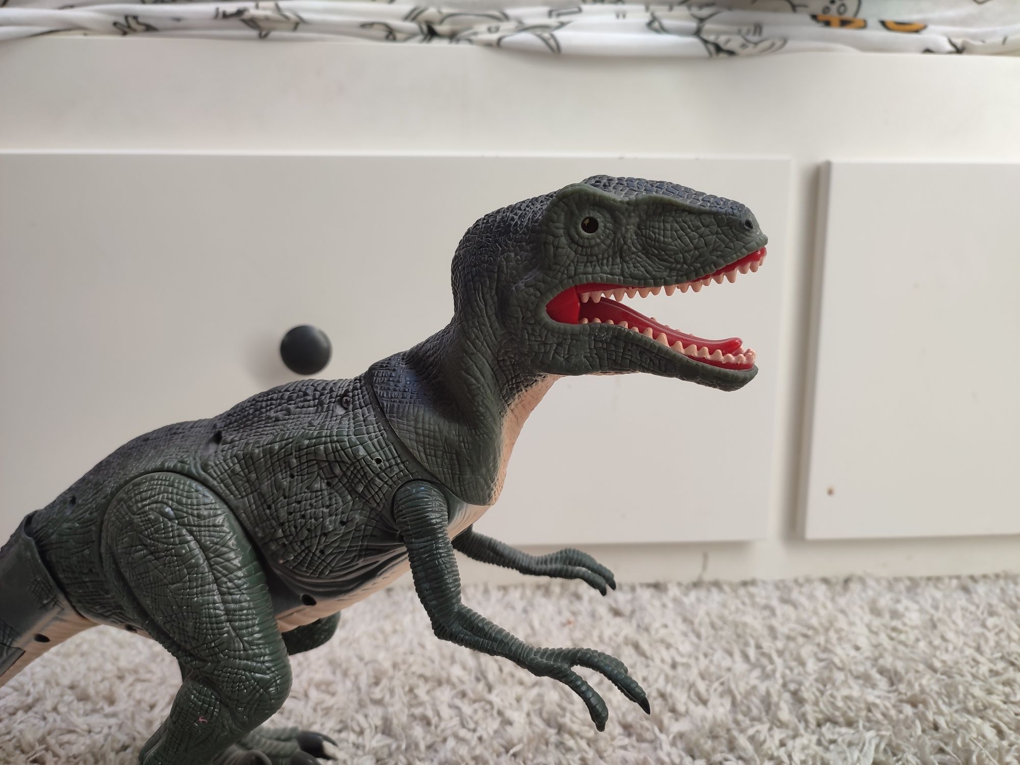 Dinozaur interaktywny velociraptor ryczy świeci