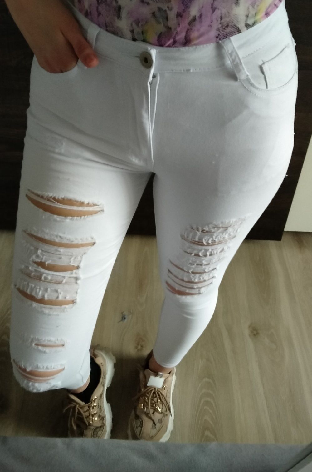 Spodnie białe jeansowe jeansy dżinsowe dżins postrzępione z dziurami