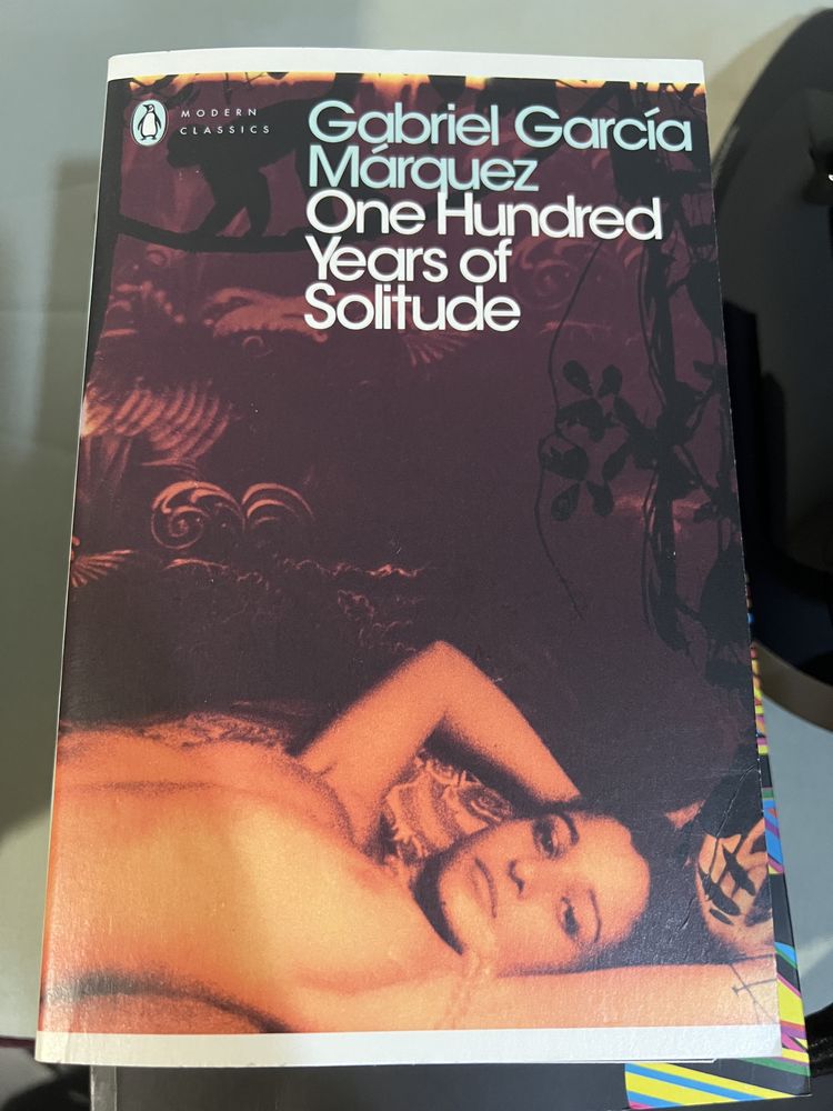 Livro One hundred years of solitude
