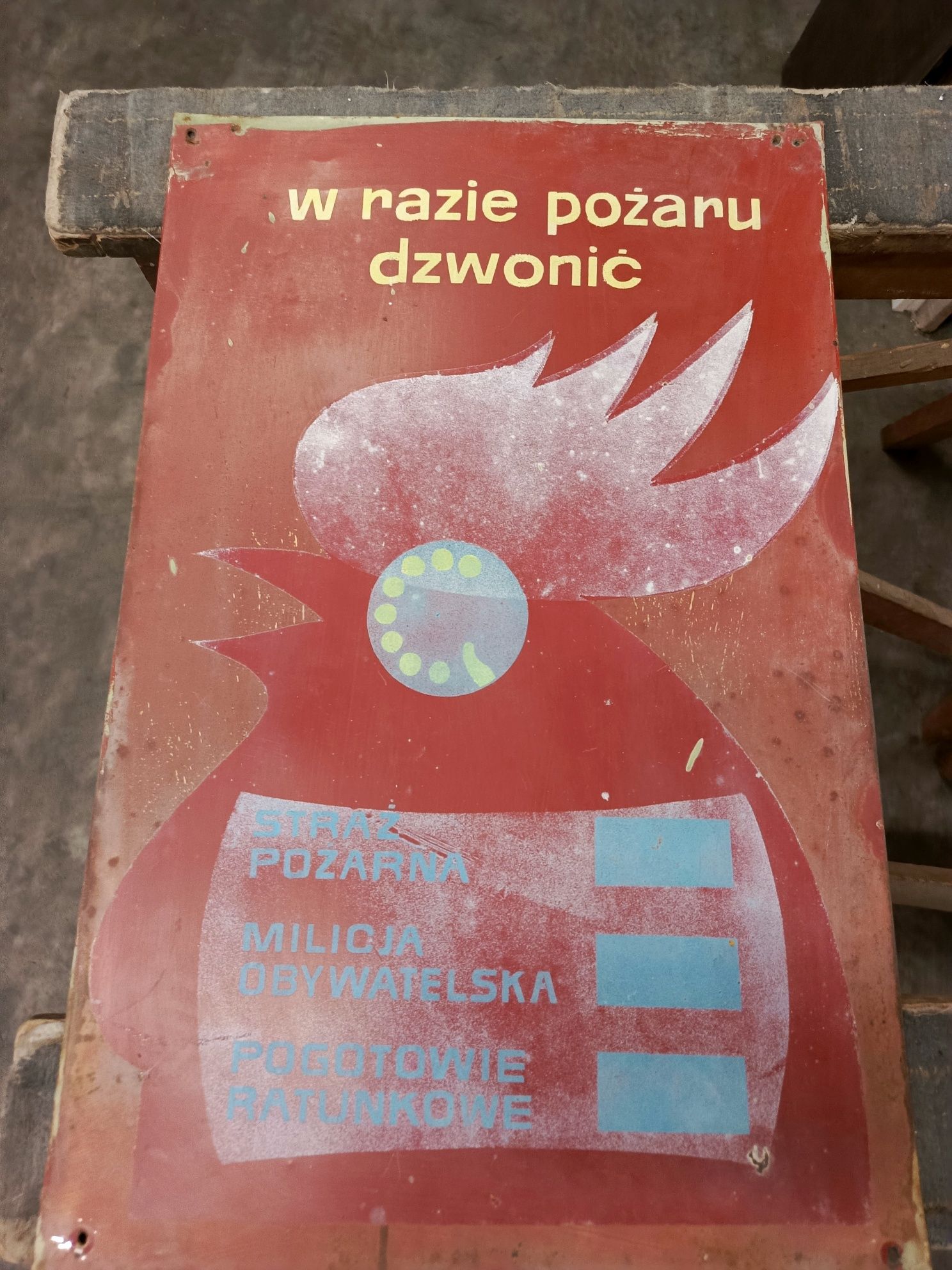 Stara metalowa tablica z PRL-u