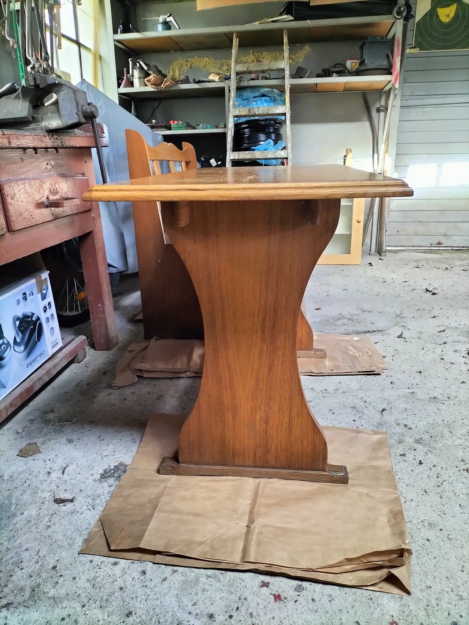 Drewniany stół z ławą